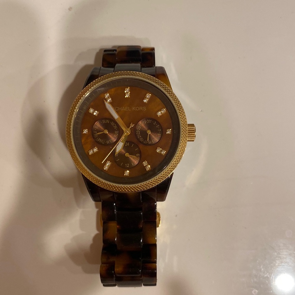 Michael Kors watch tortoise needs battery 
6.5 “ wrist